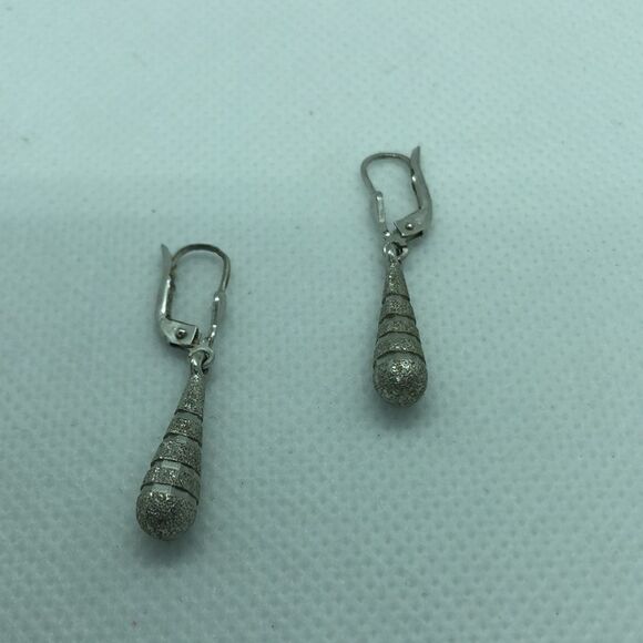 💛 10k White Gold Textured Tear Drop Earrings - Picture 2 of 4
